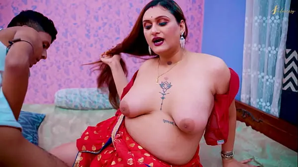 A sexy lady house owner seduces her servant for sex कुल फिल्में दिखाएं