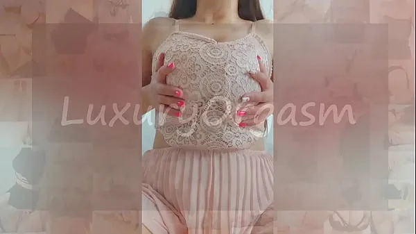 Hübsches Mädchen in rosa Kleid und braunen Haaren spielt mit ihren großen Titten - LuxuryOrgasm Gesamtzahl der Filme anzeigen