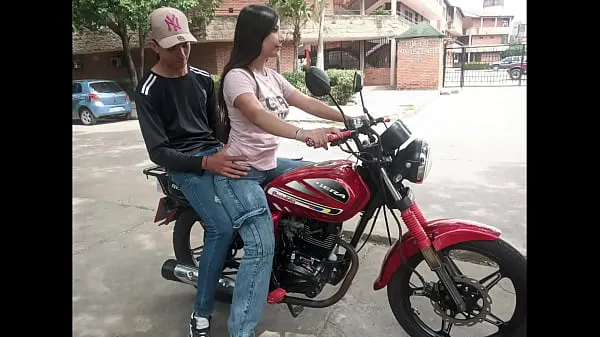 Afficher J'ENSEIGNAIS À MON VOISIN DEK QUARTIER COMMENT CONDUIRE UNE MOTO, MAIS LA FILLE HORNY S'EST ASSIS SUR MES JAMBES ET CELA M'EXCITÉ COMME DÉLICIEUX films au total