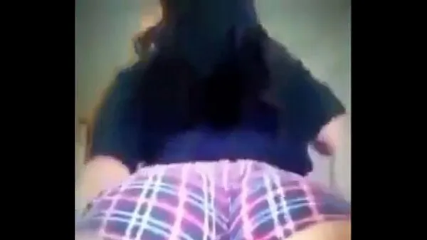 Visa totalt Thick white girl twerking filmer