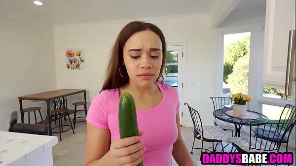 合計 Stepdaughter sucks cucumber before blowing stepdad 本の映画を表示